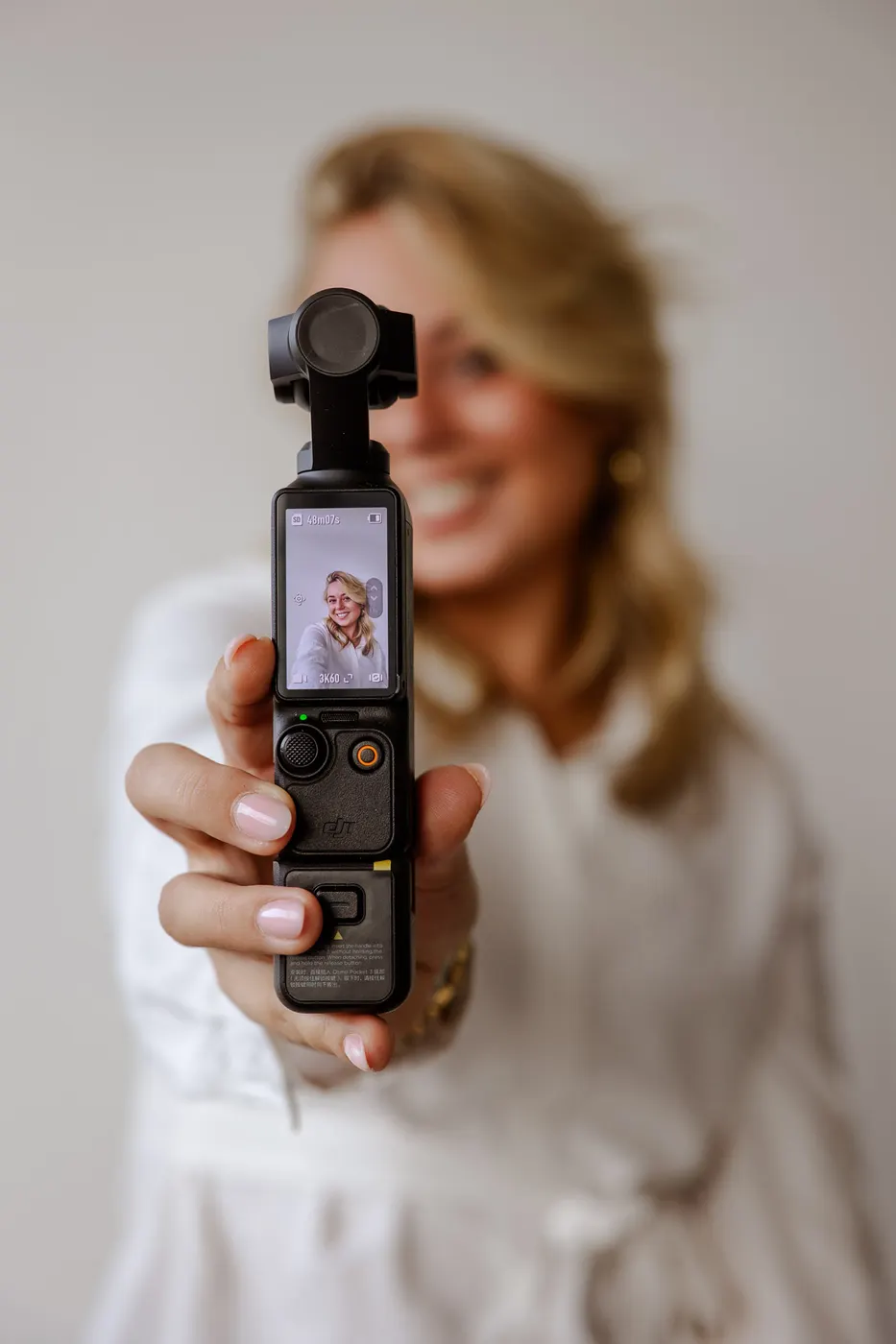 Sarah-Lynn houdt een camera richting de lens