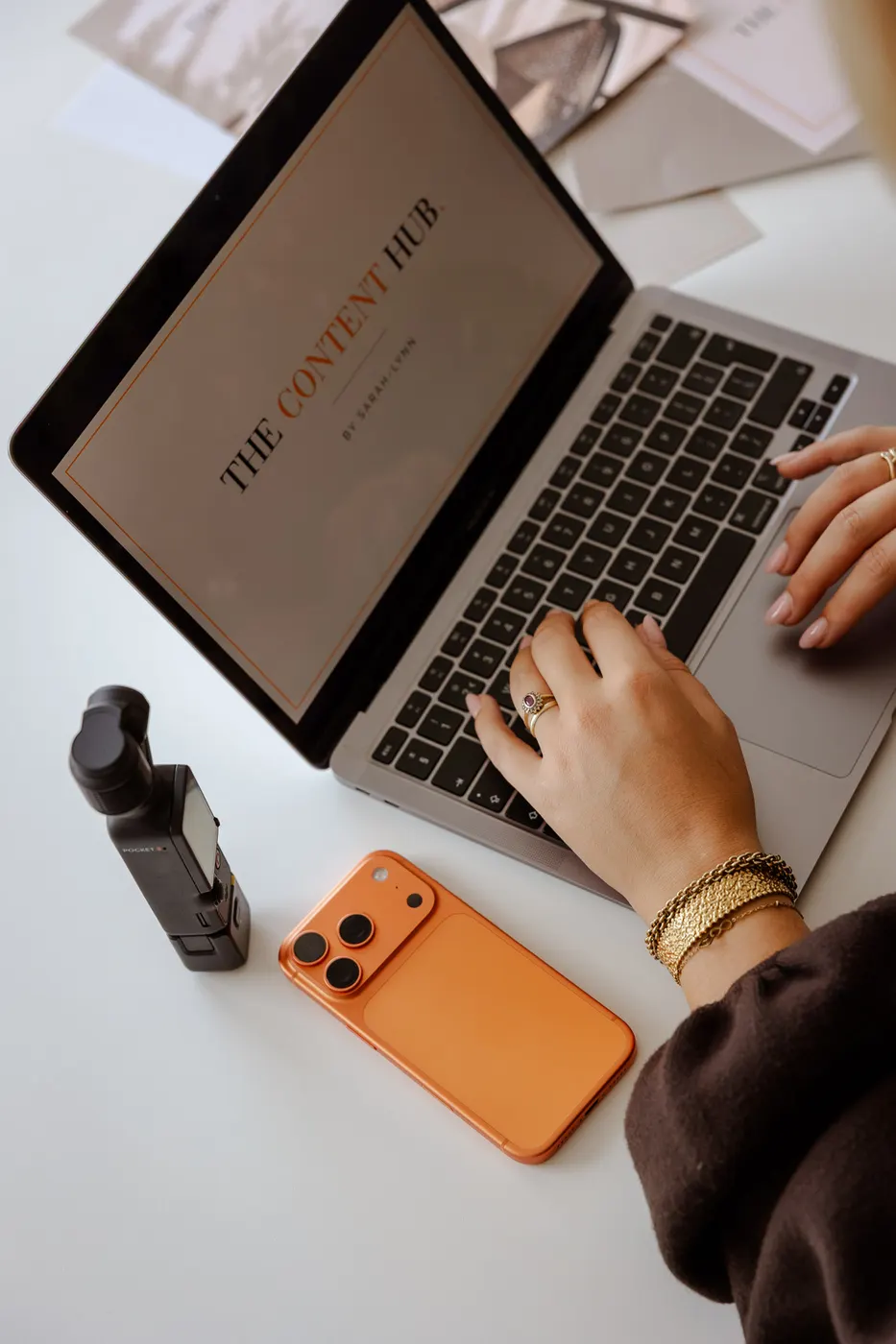 Laptop met The Content Hub op het scherm