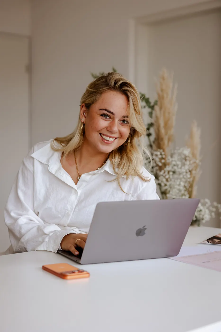 Sarah-Lynn aan het werk achter haar laptop