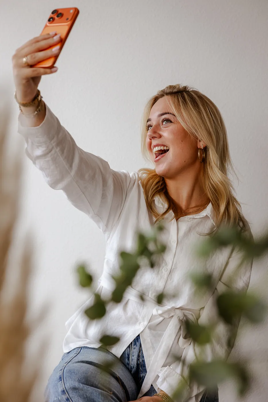 Sarah-Lynn maakt een selfie met haar telefoon